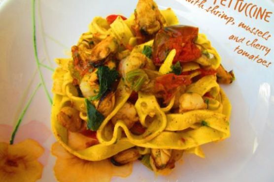 Fettuccine with shrimp, mussels and cherry tomatoes Fettuccine with shrimp, mussels and cherry tomatoes