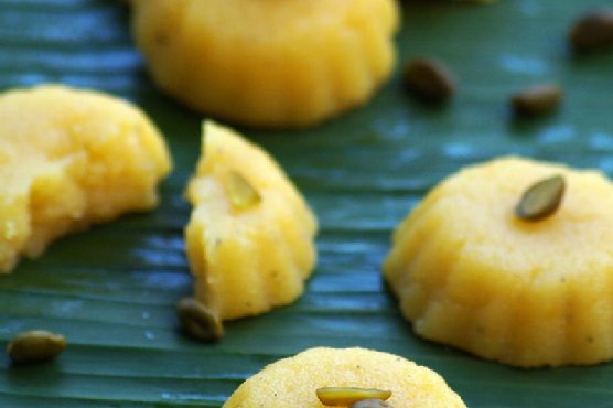 Orange Rava Kesari - Orange Flavored Semolina Halwa - Navratri Naivedyam