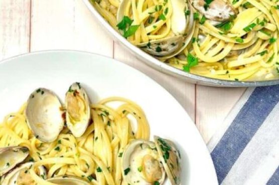 Linguine with Clams - Linguine alle Vongole Linguine with Clams - Linguine alle Vongole