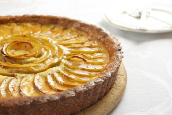 Apple-Cheesecake Tart with Salted Caramel Glaze Apple-Cheesecake Tart with Salted Caramel Glaze