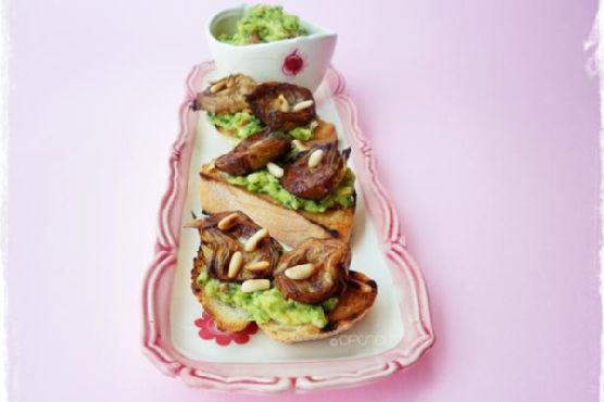 Artichoke croutons with guacamole