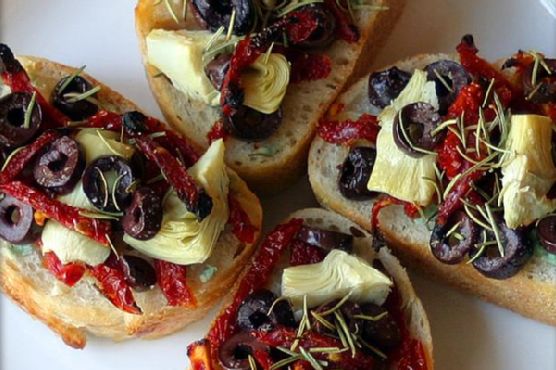 Artichoke, Kalamata, & Sun-Dried Tomato Mini-Pizzas With Garlic and Rosemary Artichoke, Kalamata, & Sun-Dried Tomato Mini-Pizzas With Garlic and Rosemary