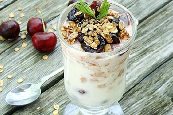 Cherries and Yogurt Parfait Cherries and Yogurt Parfait