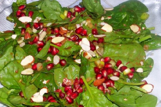 Colorful and Crunchy Pomegranate and Spinach Side Salad Colorful and Crunchy Pomegranate and Spinach Side Salad