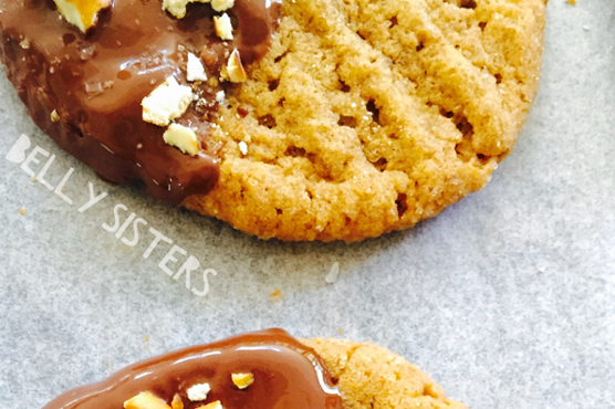 Chocolate-Dipped Peanut Butter Cookies w. Pretzels Chocolate-Dipped Peanut Butter Cookies w. Pretzels